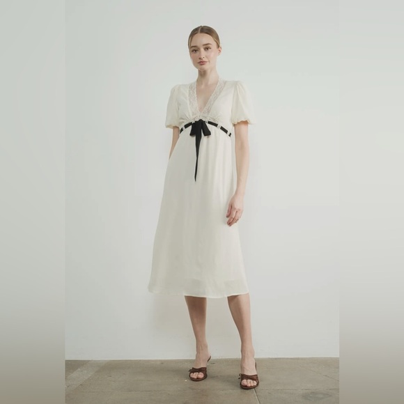 Doen Dresses & Skirts - Aaron & amber V Neck Lace Insert Midi Dress
with Bow